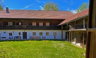 Historischer Vierseithof mit großem Garten, altem Baumbestand und kultureller Geschichte
